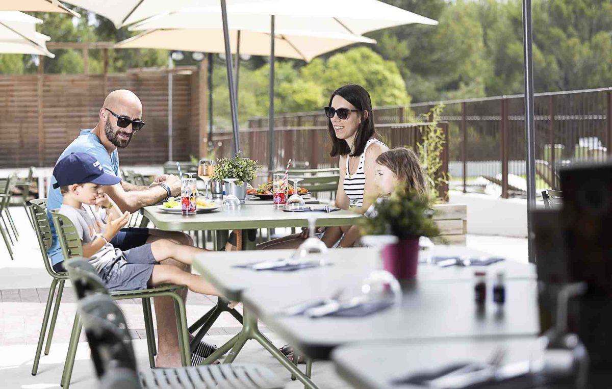 Famille au restaurant du camping Ciela Village Avignon Parc dans le Vaucluse